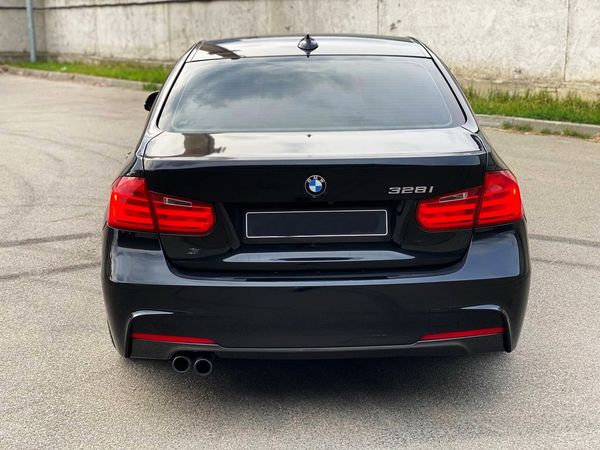 Прокат BMW 328i без водія на весілля з водієм