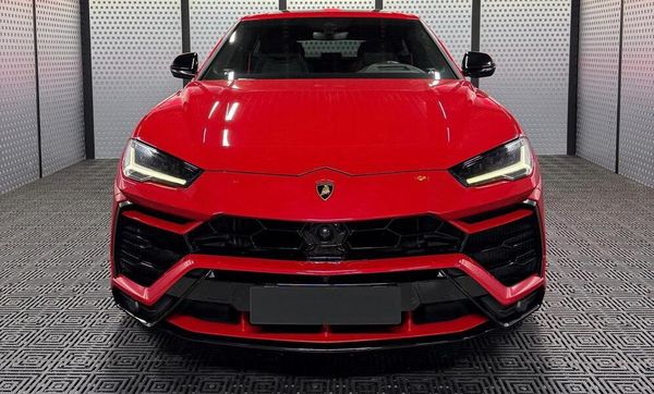 Оренда Lamborghini Urus без водія для фото-відео зйомки