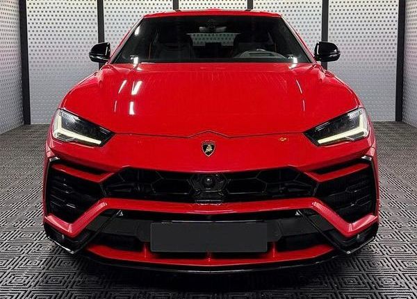 Оренда Lamborghini Urus без водія для фото-відео зйомки