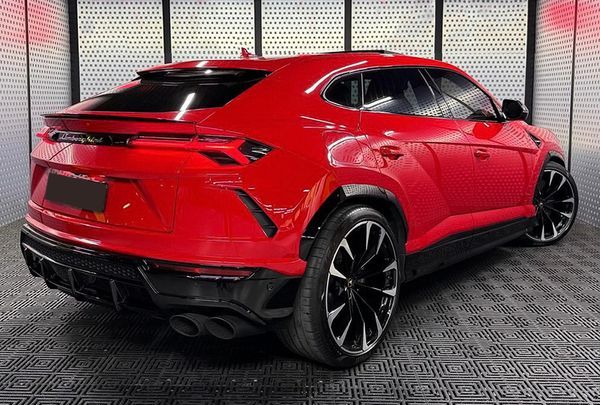 Оренда Lamborghini Urus без водія для фото-відео зйомки