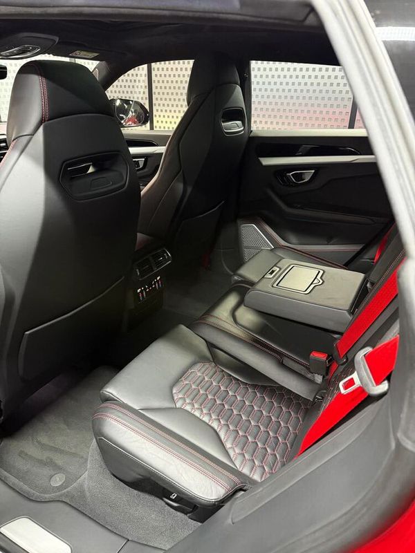 Оренда Lamborghini Urus без водія для фото-відео зйомки