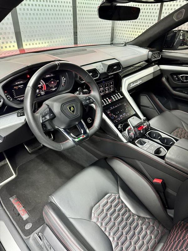 Оренда Lamborghini Urus без водія для фото-відео зйомки