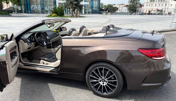 Кабріолет Mercedes E350 BLUETEC на весілля для зйомки фотосесії