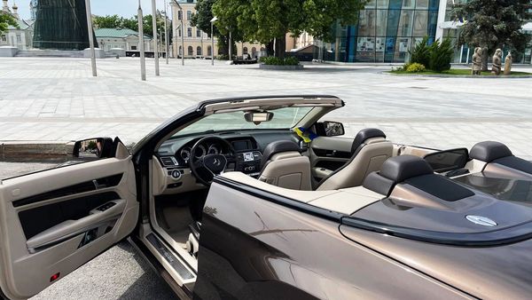 Кабріолет Mercedes E350 BLUETEC на весілля для зйомки фотосесії