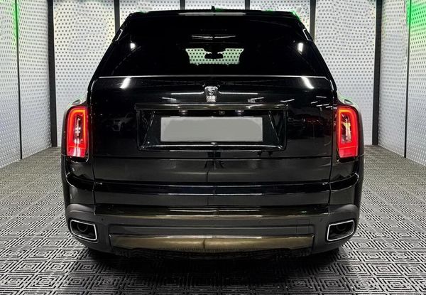 Прокат Rolls-Royce Cullinan без водія для фото відео зйомки