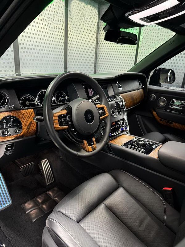 Прокат Rolls-Royce Cullinan без водія для фото відео зйомки