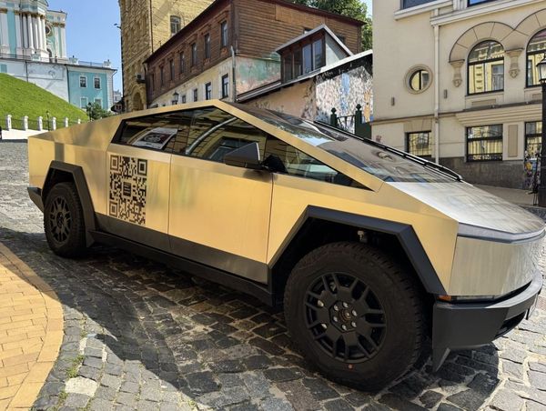 Прокат Tesla Cybertruck з водієм для фото відео зйомки в Києві