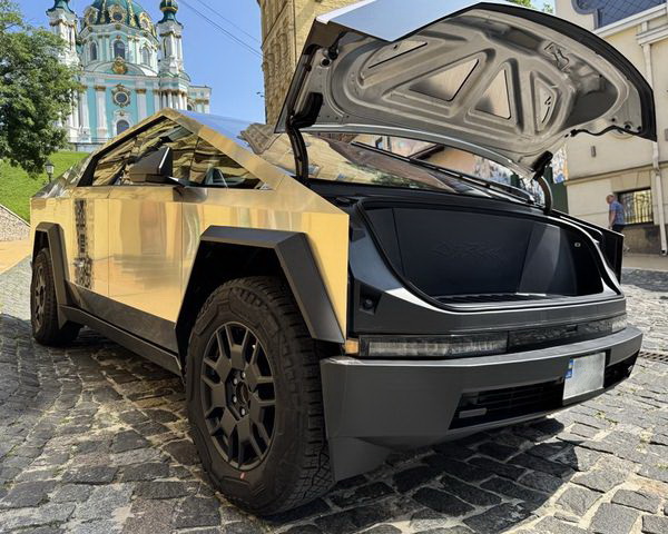 Прокат Tesla Cybertruck з водієм для фото відео зйомки в Києві