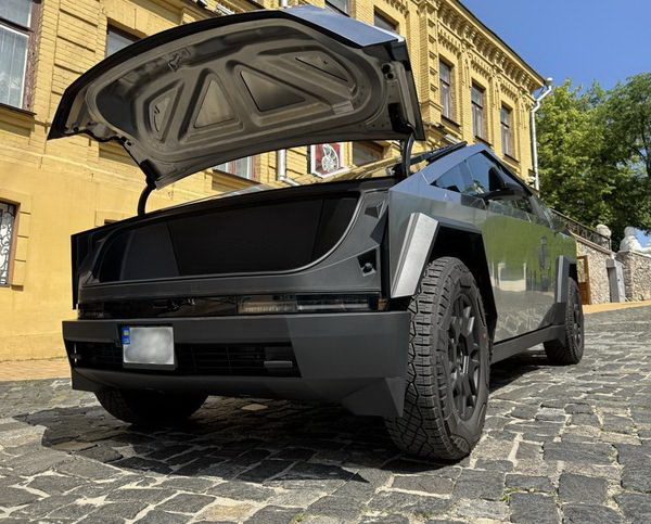 Прокат Tesla Cybertruck з водієм для фото відео зйомки в Києві