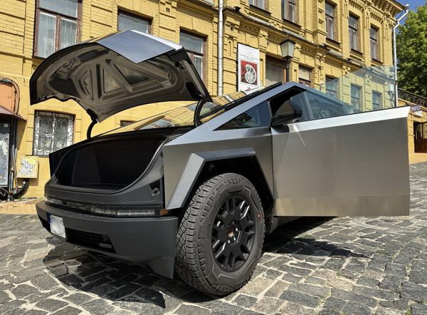 Прокат Tesla Cybertruck з водієм для фото відео зйомки в Києві
