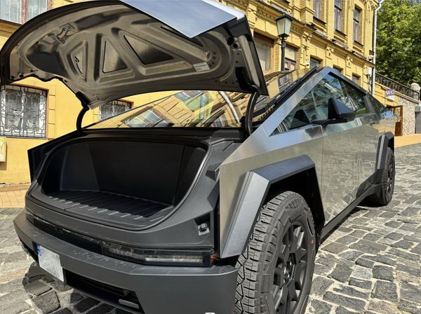 Прокат Tesla Cybertruck з водієм для фото відео зйомки в Києві