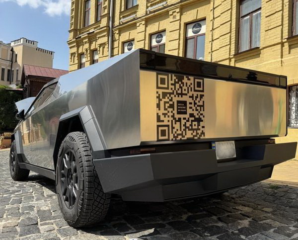 Прокат Tesla Cybertruck з водієм для фото відео зйомки в Києві