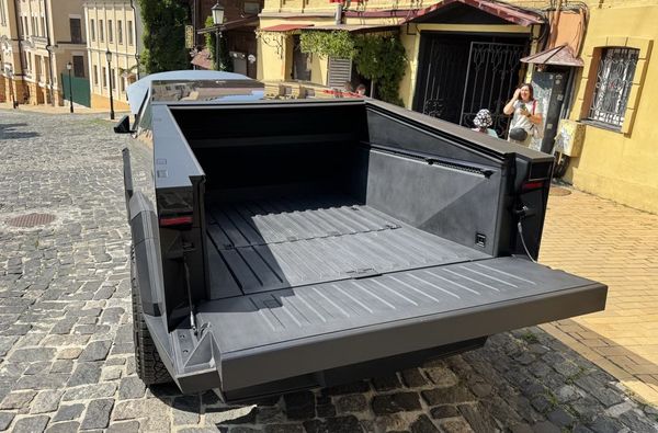 Прокат Tesla Cybertruck з водієм для фото відео зйомки в Києві