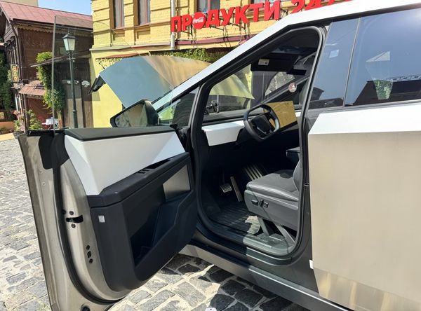 Прокат Tesla Cybertruck з водієм для фото відео зйомки в Києві