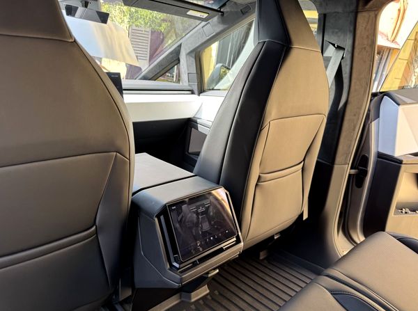 Прокат Tesla Cybertruck з водієм для фото відео зйомки в Києві