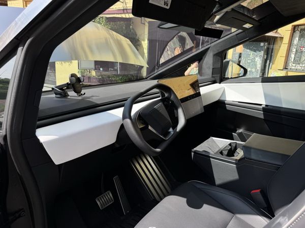Прокат Tesla Cybertruck з водієм для фото відео зйомки в Києві