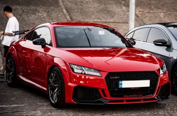 Audi TT RS червона з водієм на фотосесію оренда Київ