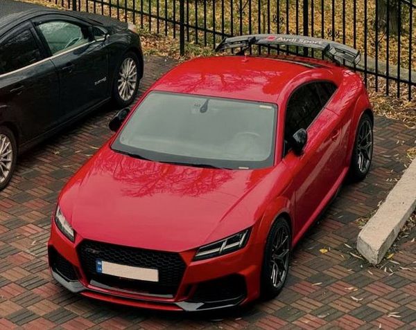 Audi TT RS червона з водієм на фотосесію оренда Київ