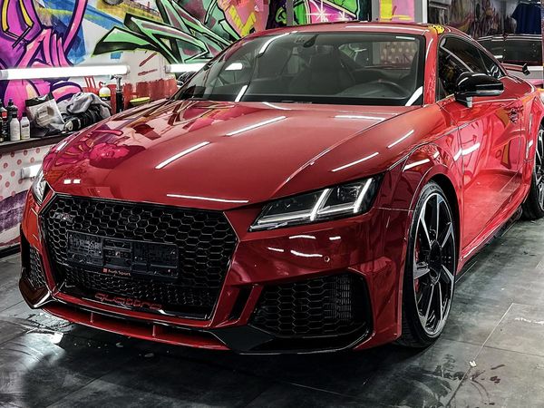 Audi TT RS червона з водієм на фотосесію оренда Київ