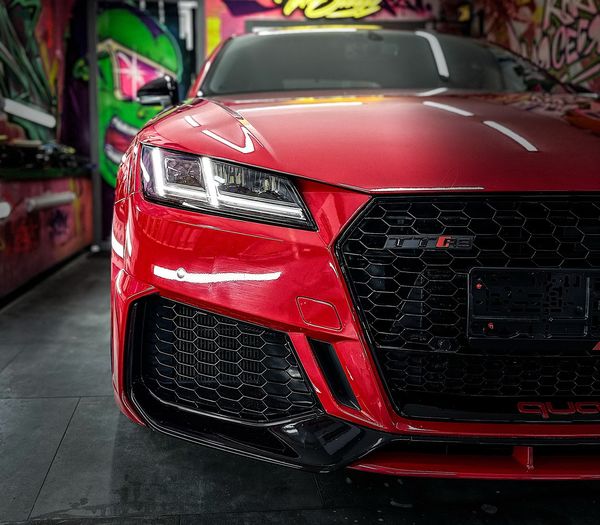 Audi TT RS червона з водієм на фотосесію оренда Київ