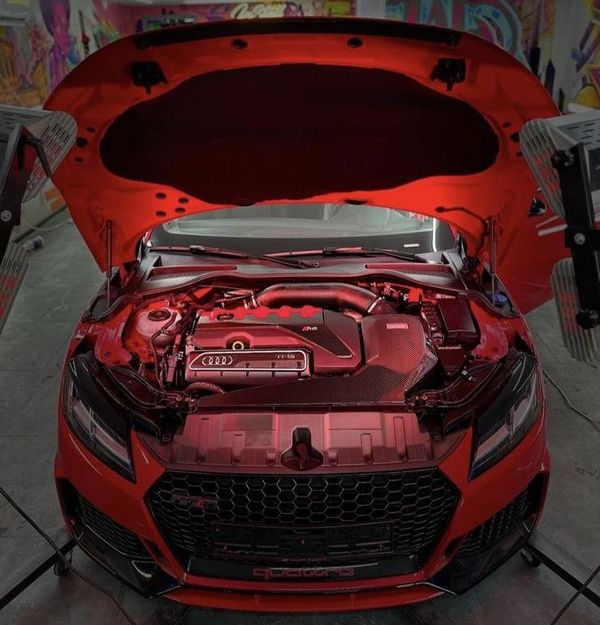 Audi TT RS червона з водієм на фотосесію оренда Київ