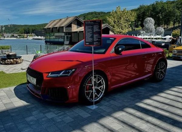 Audi TT RS червона з водієм на фотосесію оренда Київ