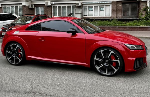 Audi TT RS червона з водієм на фотосесію оренда Київ