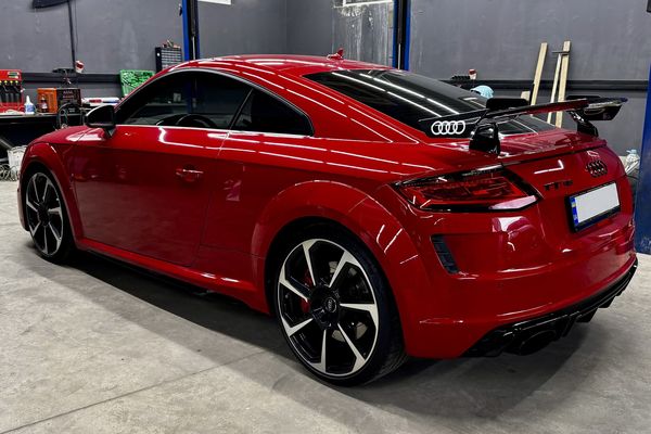 Audi TT RS червона з водієм на фотосесію оренда Київ