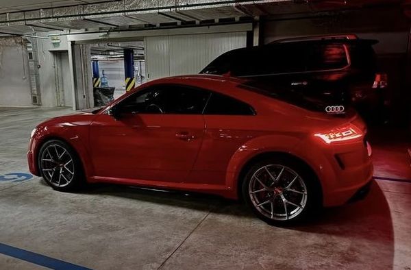 Audi TT RS червона з водієм на фотосесію оренда Київ