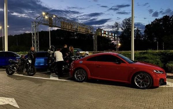 Audi TT RS червона з водієм на фотосесію оренда Київ