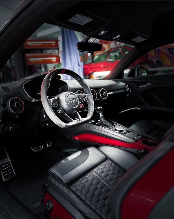 Audi TT RS червона з водієм на фотосесію оренда Київ