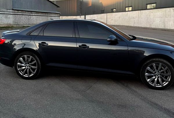 Прокат Audi A4 без водія на весілля з водієм Київ
