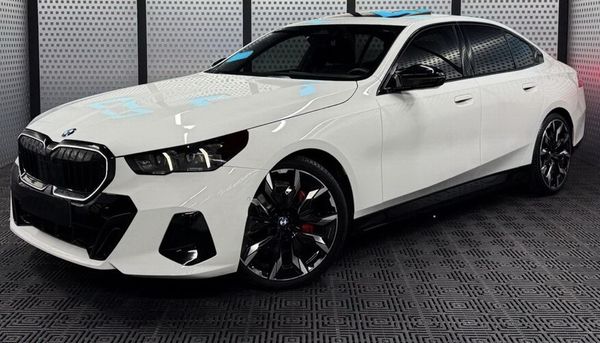 BMW 5 G60 білий оренда на весілля для фотосесії зйомки Київ