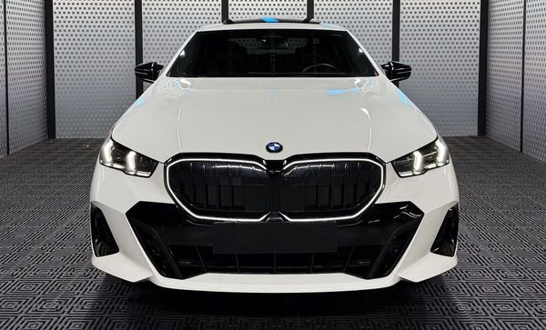 BMW 5 G60 білий оренда на весілля для фотосесії зйомки Київ