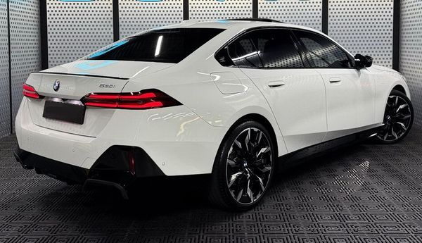 BMW 5 G60 білий оренда на весілля для фотосесії зйомки Київ