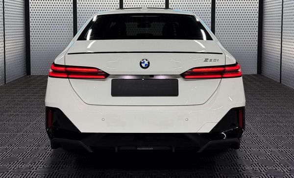 BMW 5 G60 білий оренда на весілля для фотосесії зйомки Київ