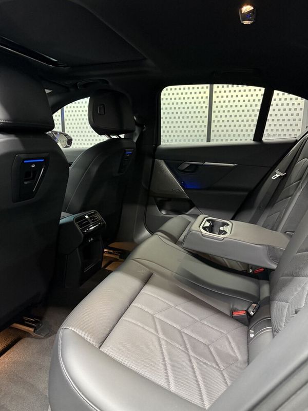 BMW 5 G60 білий оренда на весілля для фотосесії зйомки Київ