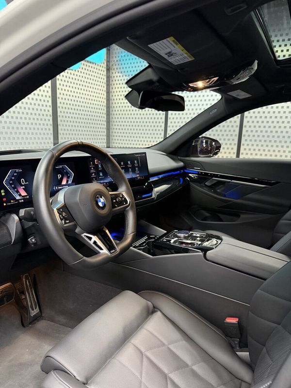 BMW 5 G60 білий оренда на весілля для фотосесії зйомки Київ