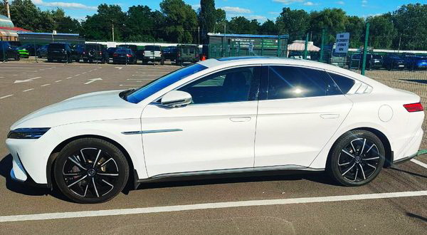 Оренда BYD HAN на весілля без водія Київ ціна