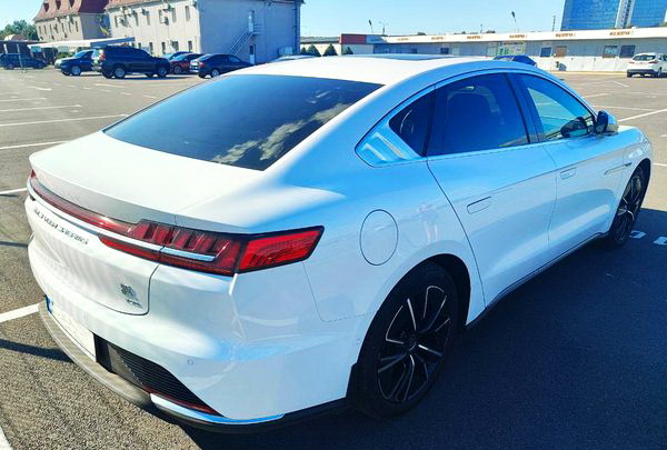 Оренда BYD HAN на весілля без водія Київ ціна