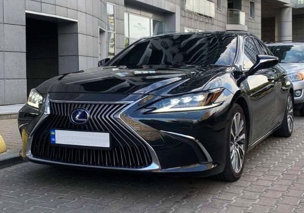 Оренда Lexus ES 300h чорний з водієм на весілля Київ