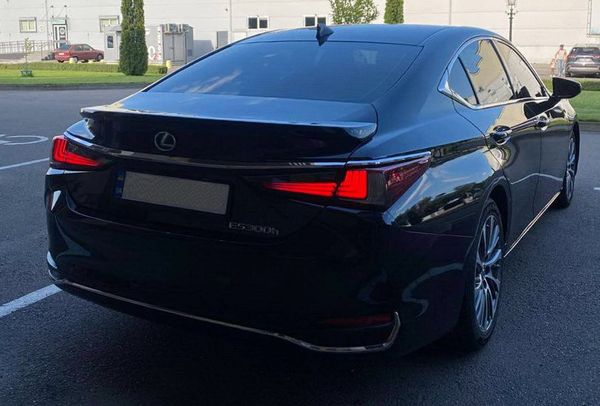 Оренда Lexus ES 300h чорний з водієм на весілля Київ