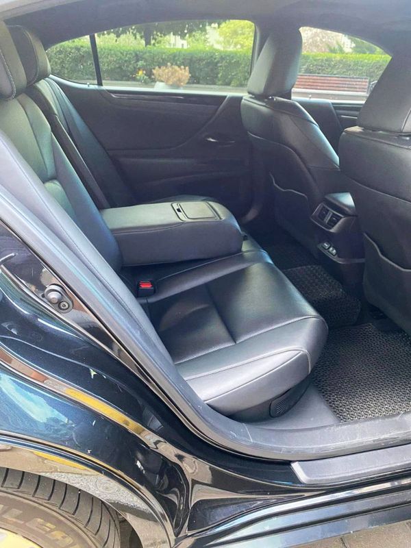 Оренда Lexus ES 300h чорний з водієм на весілля Київ