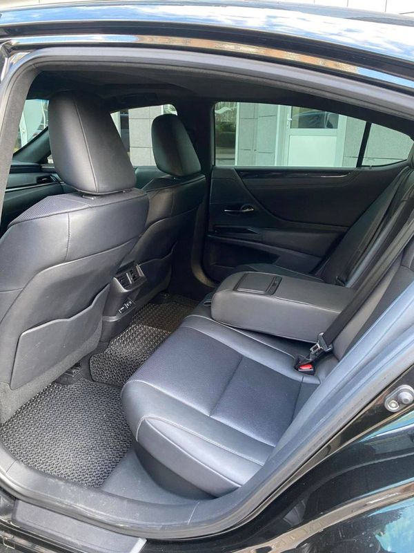 Оренда Lexus ES 300h чорний з водієм на весілля Київ