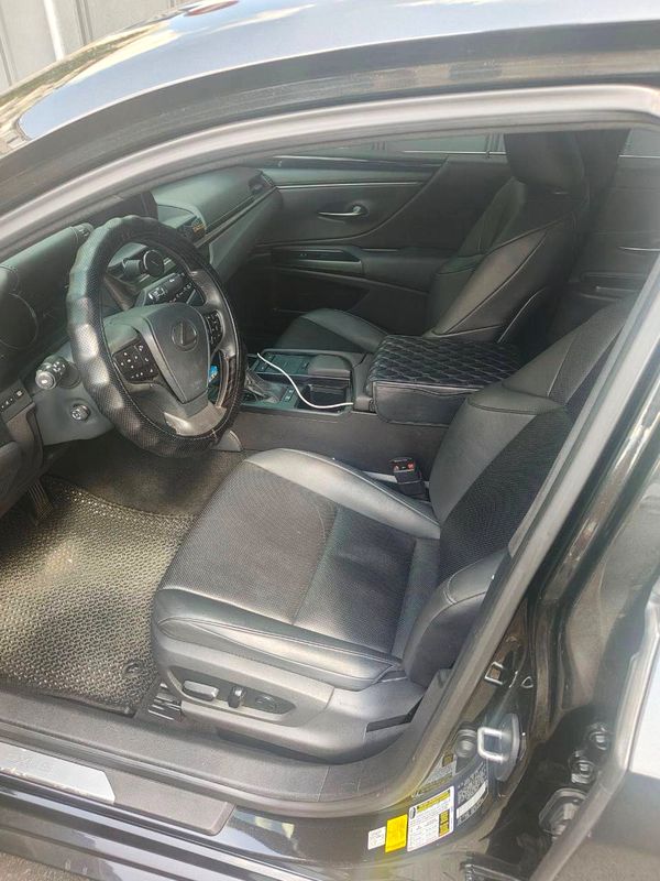 Оренда Lexus ES 300h чорний з водієм на весілля Київ