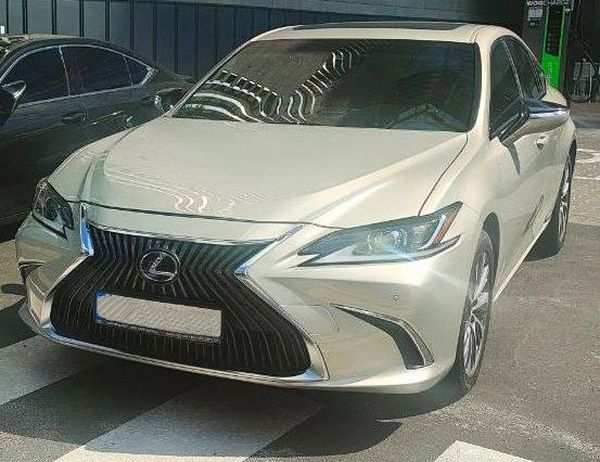 Оренда Lexus ES 300h золотий з водієм на весілля Київ