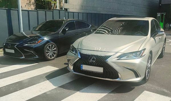 Оренда Lexus ES 300h золотий з водієм на весілля Київ