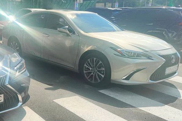Оренда Lexus ES 300h золотий з водієм на весілля Київ