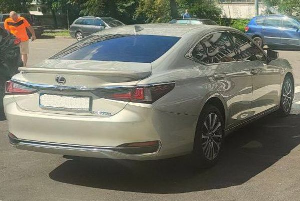 Оренда Lexus ES 300h золотий з водієм на весілля Київ