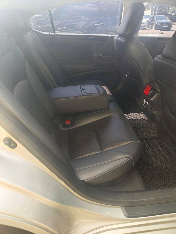 Оренда Lexus ES 300h золотий з водієм на весілля Київ